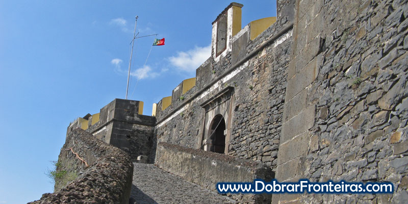 Entrada para o forte de São João do Pico