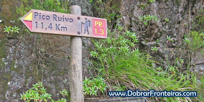 Placa na Encomeada, indicando o trilho para o Pico Ruivo