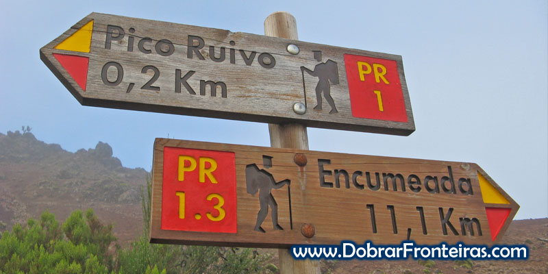 Sinalização indicando a vereda da Encumeada, na ilha da Madeira