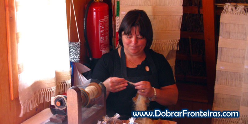 Mulher a fiar linho em Santana, ilha da Madeira