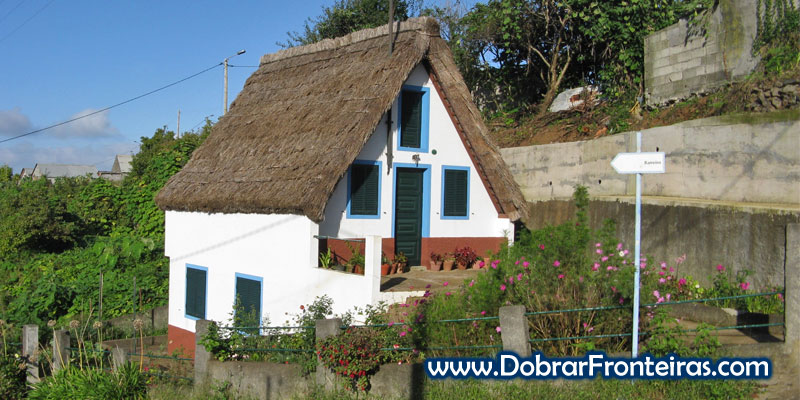 Casa particular com telhado de colmo em Santana, ilha da Madeira