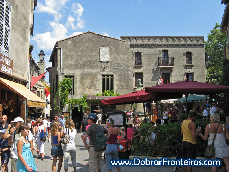 Muitos turistas num dia de Verão em Carcassone