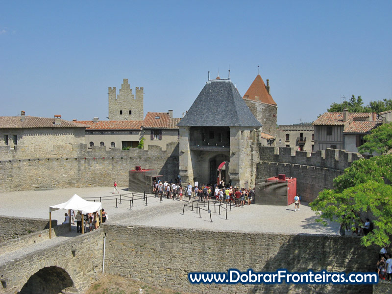 Visitantes no castelo medieval de Carcassone em França