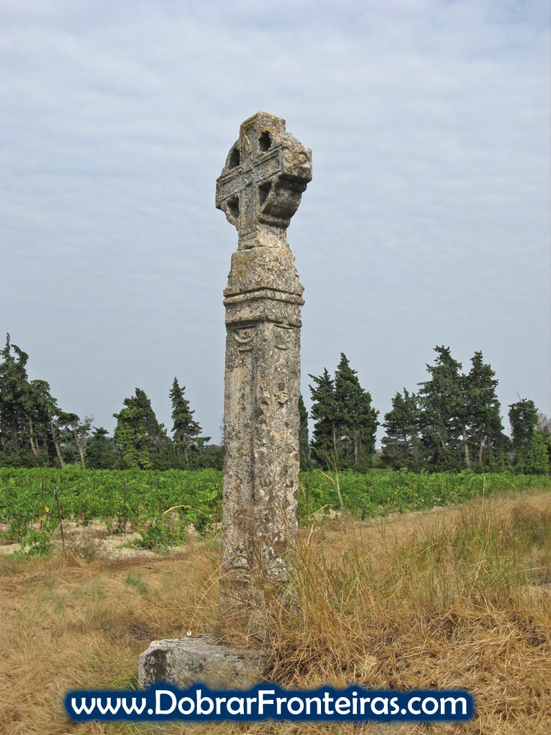 Cruzeiro de pedra relembra o sagrado que é o Caminho de Santiago