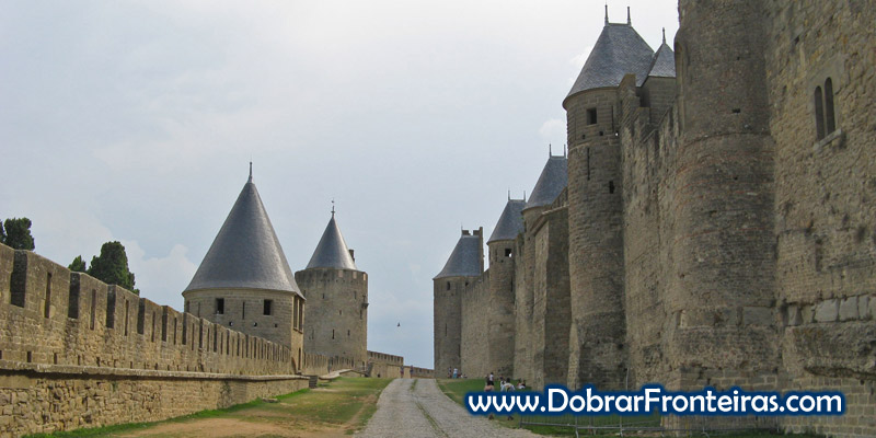 Monumentais muralhas cercam a cidade de Carcassone
