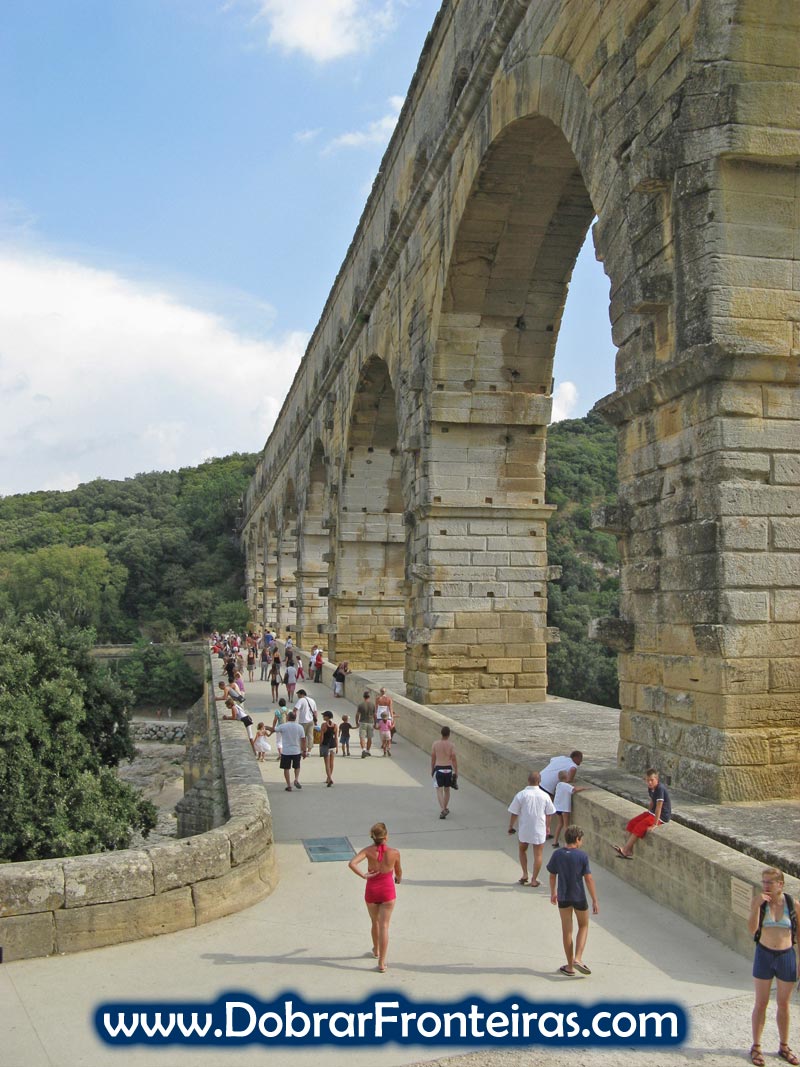 Visitantes caminhando na Pont du Gard em França
