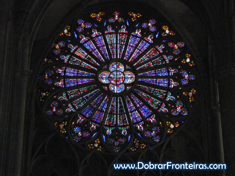 Vitral na catedral gótica de Carcassone, França