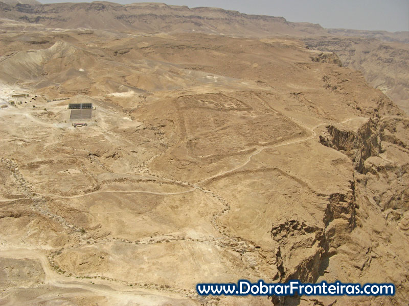 Vestígios dos campos dos soldados romanos em Massada, Israel