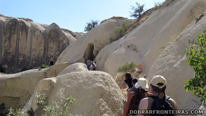 Caminhantes a percorrerem um trilho na Capadócia