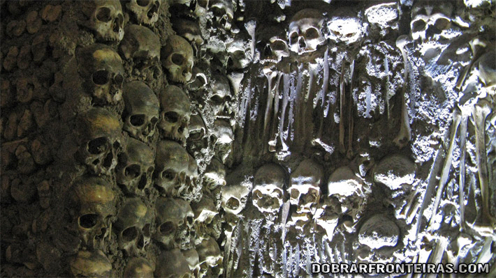 Interior macabro da Capela dos Ossos em Évora