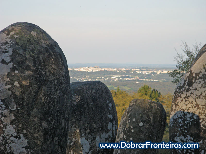 Évora ao longe vista do cromeleque dos Almendres, Alentejo