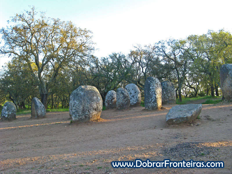 Vários menires constituem o cromeleque dos Almendres