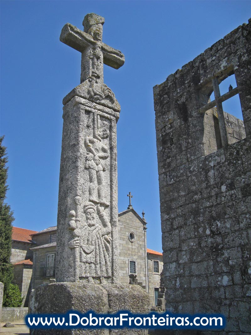 Cruzeiro memorial da lenda do Galo de Barcelos