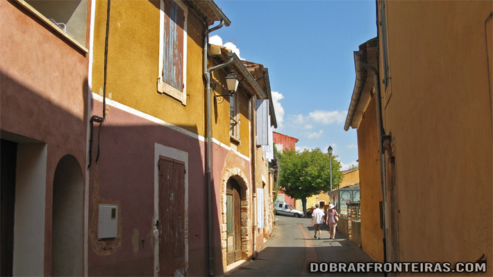 Rua de Roussillon, em tons de ocre