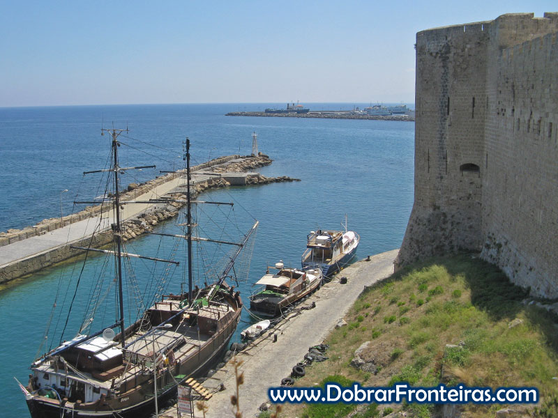 Veleiro atracado junto ao forte de Cirénia