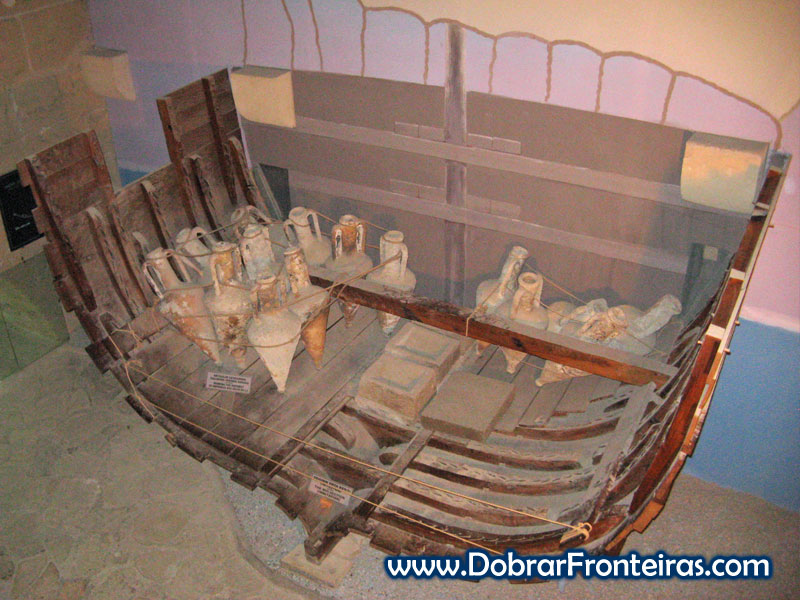 Reconstrução de barco romano no forte de Cirénia