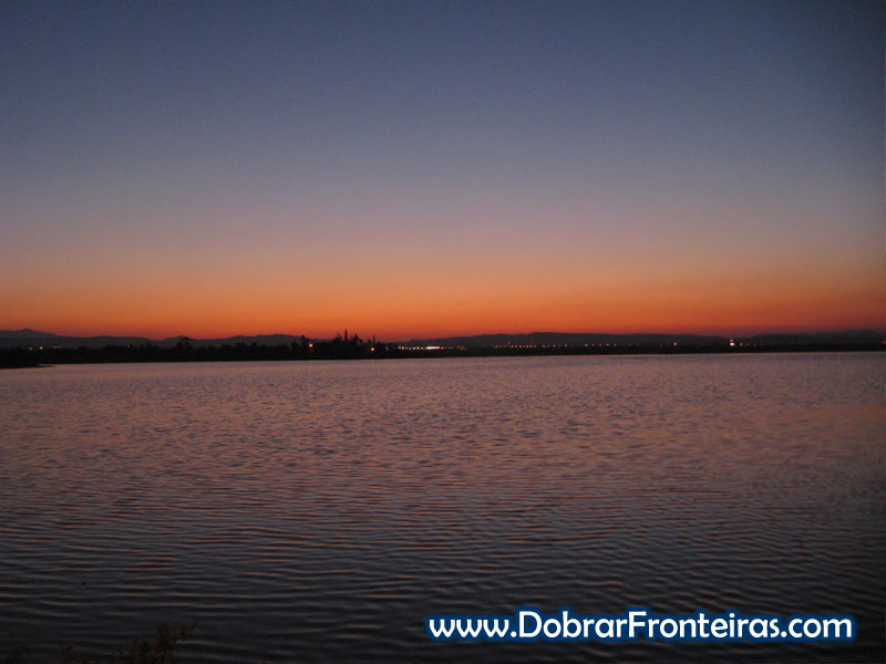 Lago salgado de Larnaca ao cair da noite