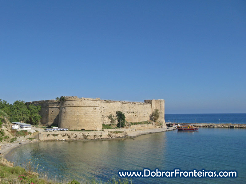 Muralhas do forte de Cirénia no Chipre Norte