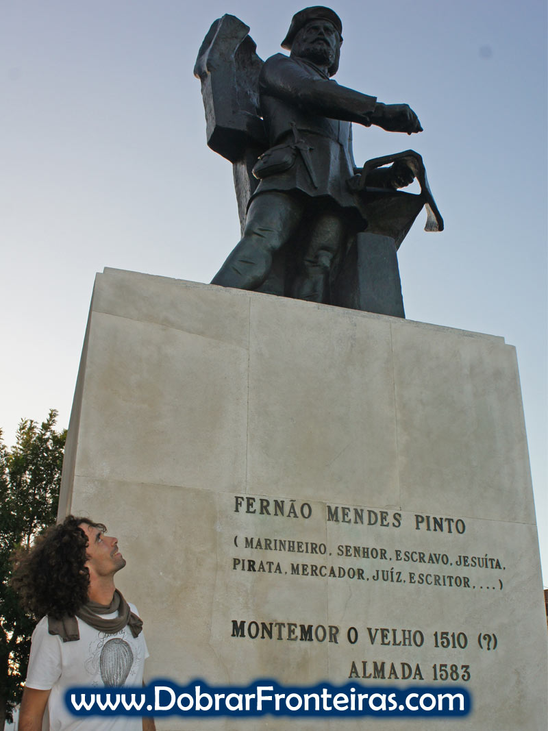 Estátua de Fernão Mendes Pinto em Almada