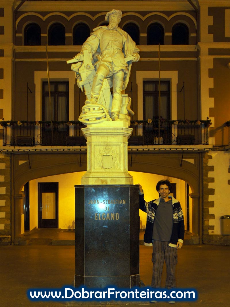 Estátua de Juan Sebastián Elcano em Getaria, Espanha 