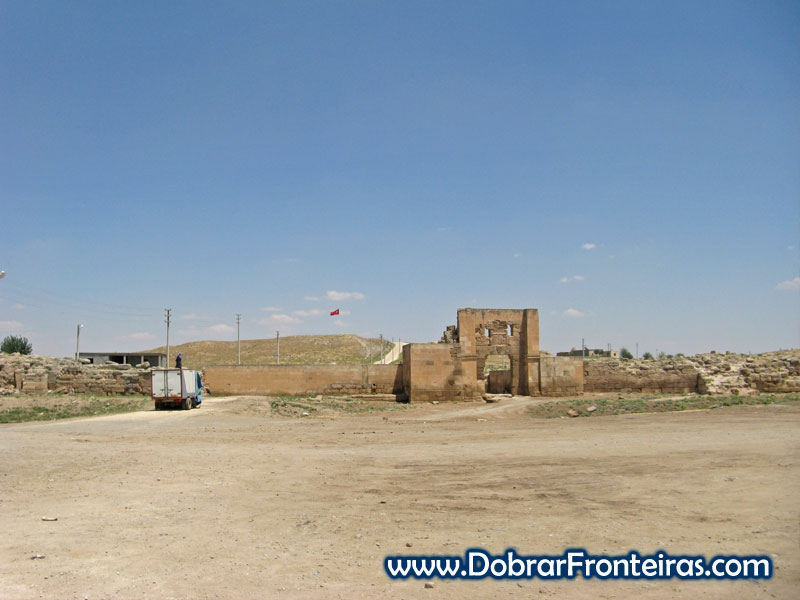 Entrada nas ruínas da cidade de Harran na Turquia