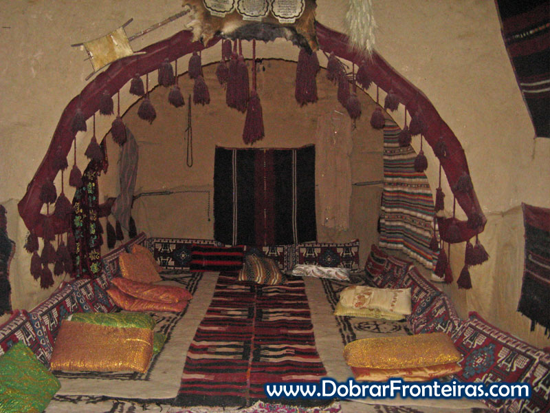 Interior de uma casa colmeia no sul da Turquia