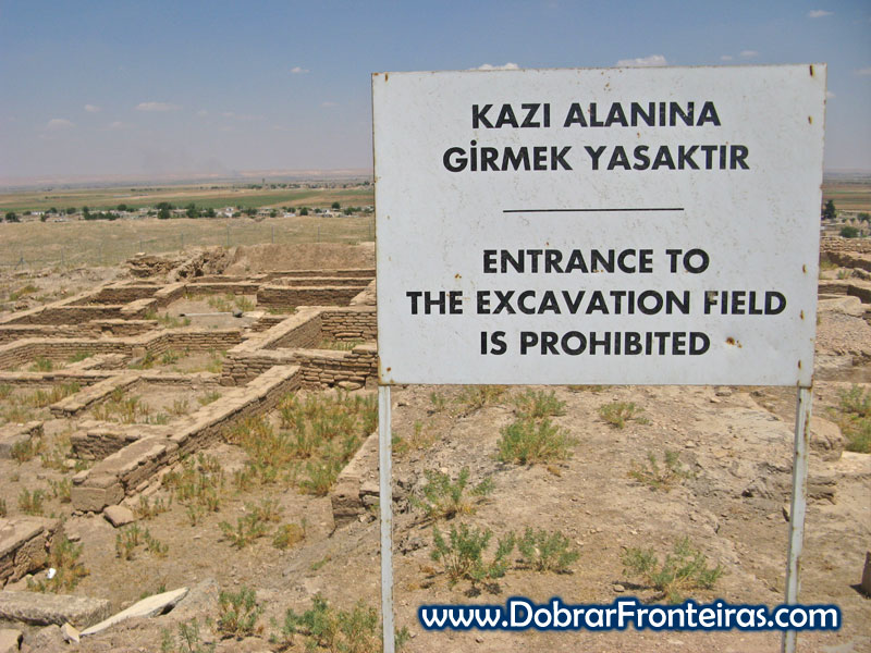 Painel na zona de escavação das ruínas da cidade de Harran na Turquia