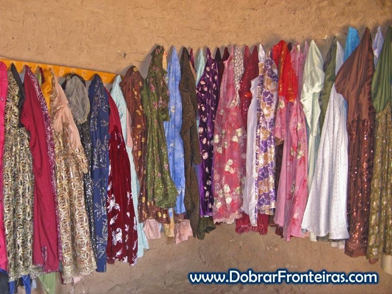 Tecidos coloridos no interior de uma casa colmeia no sul da Turquia