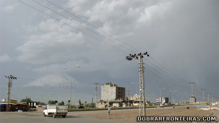Últimos quilómetros da E80 em Dogubayazit na Turquia, com o Monte Ararat ao fundo