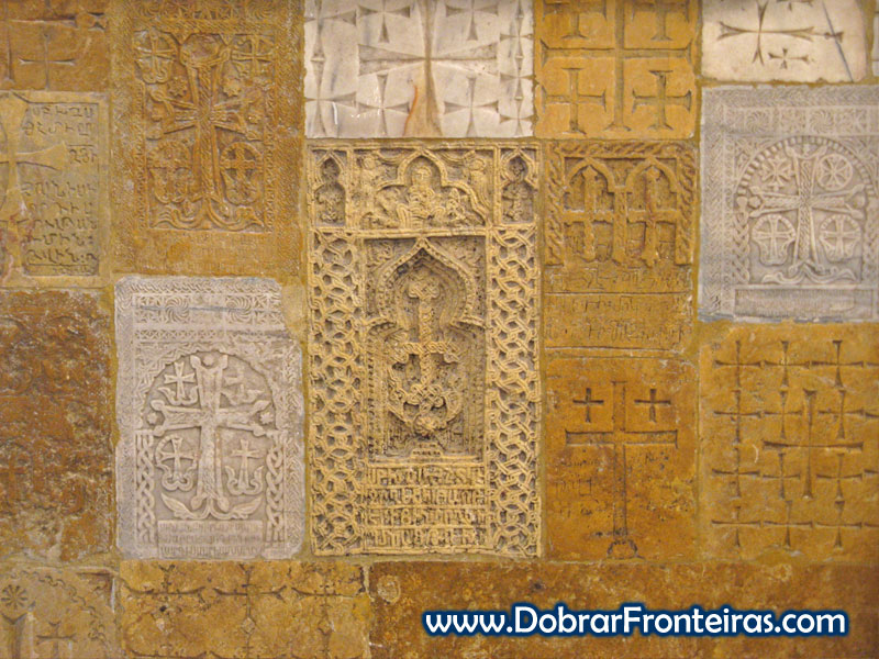 Cruzes numa igreja arménia em Aleppo, Síria