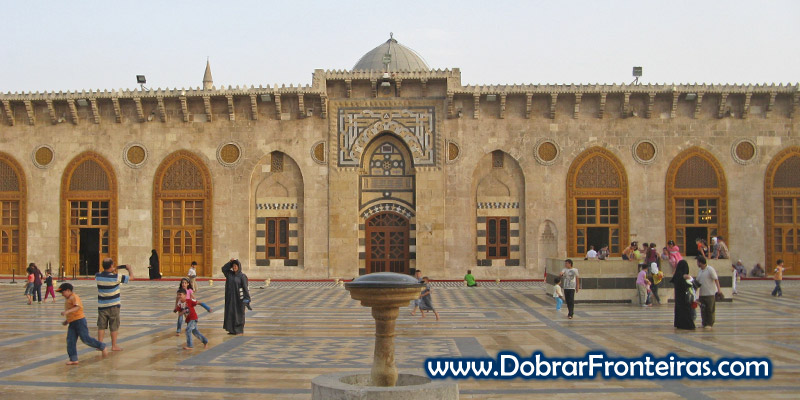 Crianças a brincar no pátio da grande mesquita de Aleppo