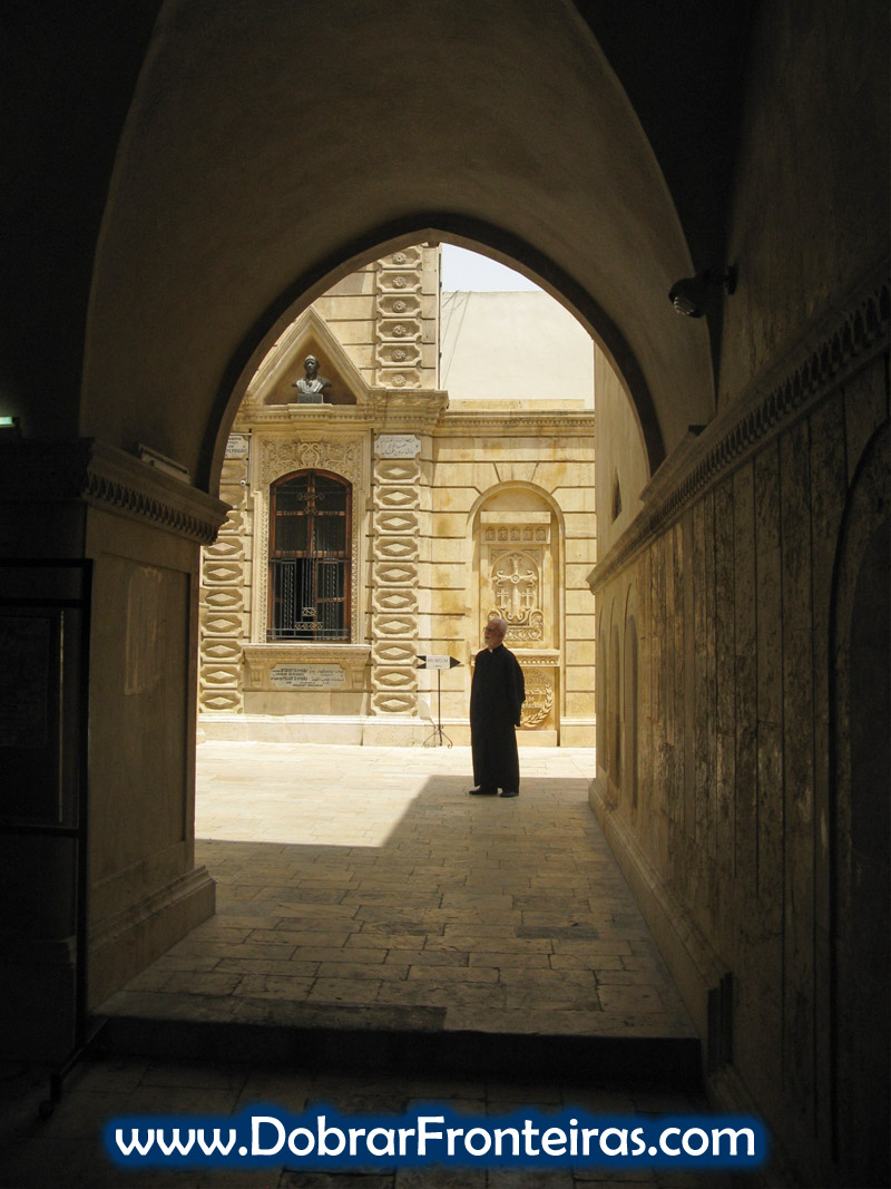 Padre cristão numa igreja de Aleppo, Síria