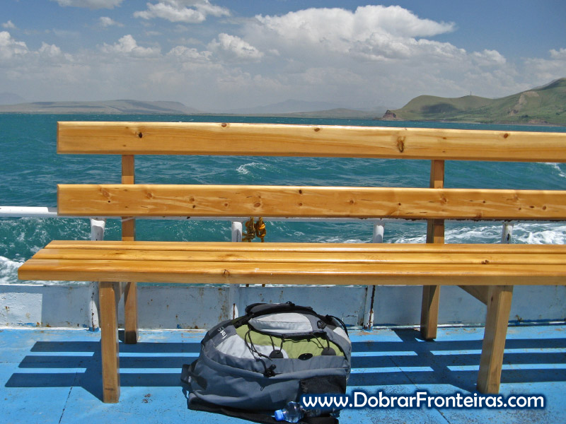 A minha mochila a bordo do barco no lago Van, Turquia