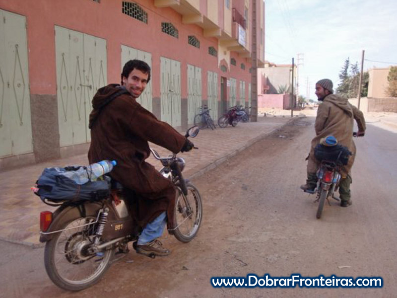 A mochila na mota, em Erfoud, Marrocos