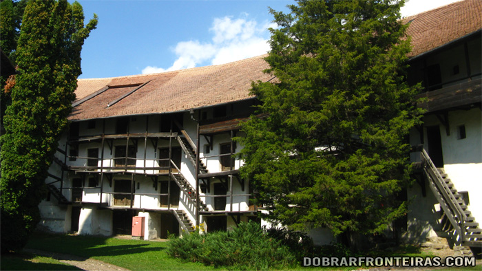 Recinto interior da igreja fortificada de Prejmer na Transilvânia, Roménia