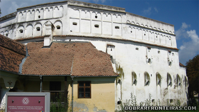 Vista exterior da igreja fortificada de Prejmer na Transilvânia, Roménia