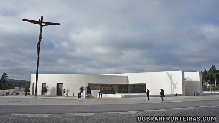 Moderna basílica da Santíssima Trindade em Fátima