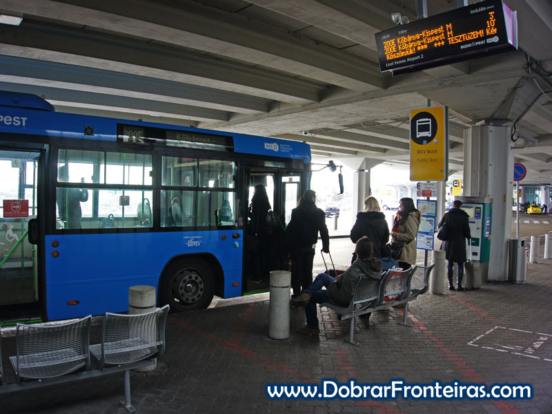 Autocarro no aeroporto de Budapeste com destino a Kőbánya-Kispest
