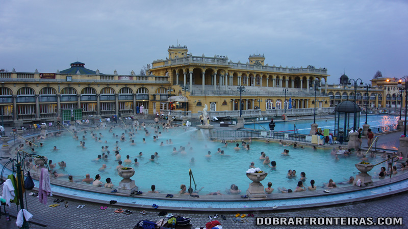 Vista exterior das piscinas de Széchenyi