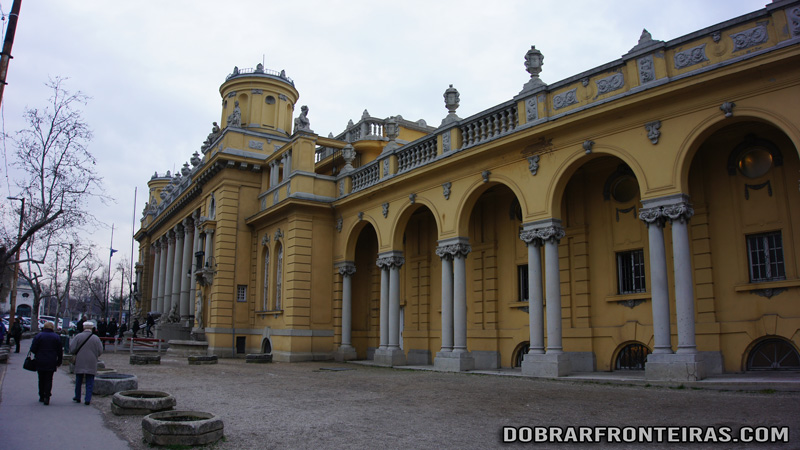 Fachada das piscinas de Széchenyi