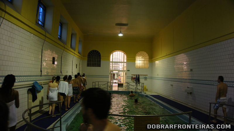 Piscina fria nas piscinas de Széchenyi