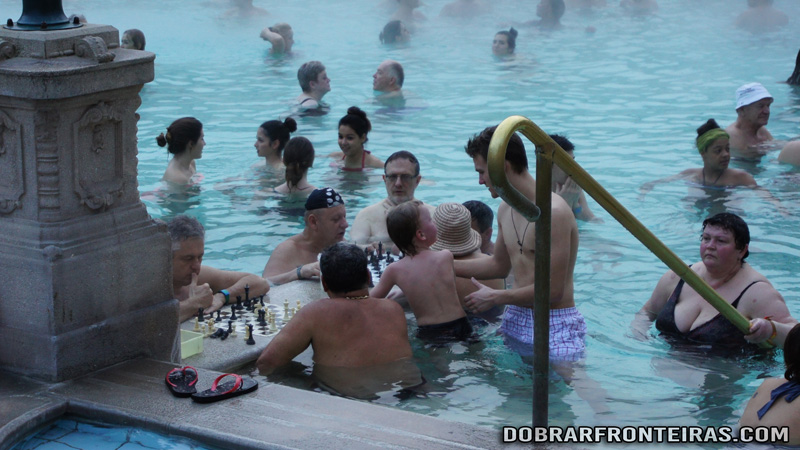 Jogar xadrez nas piscinas de Széchenyi, Budapeste