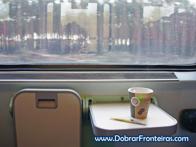 Hora do café na viagem de comboio de Budapeste para Praga