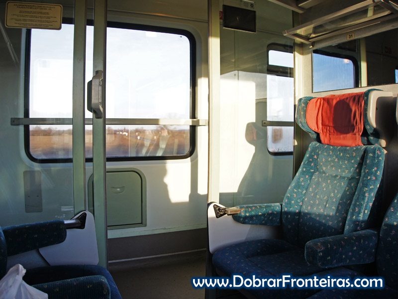 Interior da carruagem no comboio de Budapeste para Praga