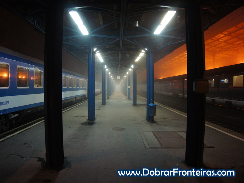 Estação de comboio de Budapest-Keleti, de madrugada