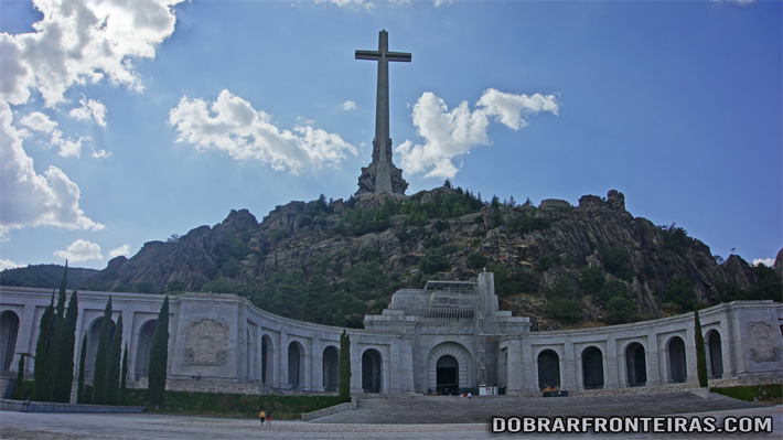 Entrada da basílica subterrânea do Vale dos Caídos