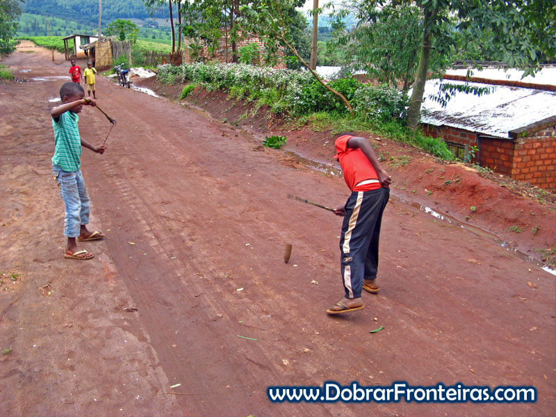 Crianças a brincar junto aos campos de chá de Gurué em Moçambique