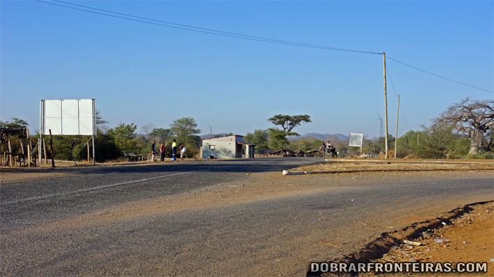 Longas horas de espera no cruzamento de Chitima