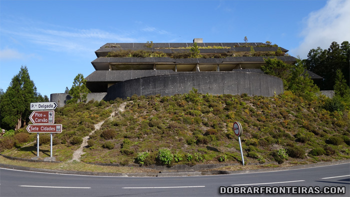 Hotel abandonado no miradouro da Vista do Rei, Sete Cidades