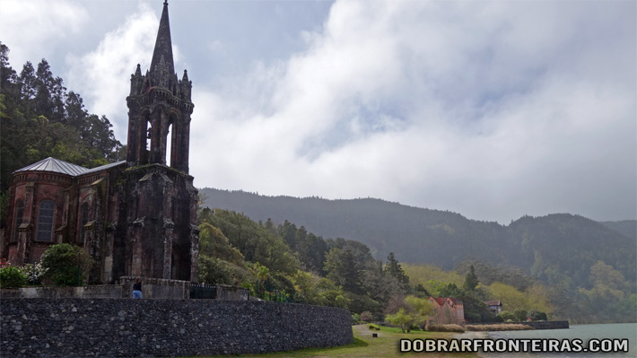 Igreja da Senhora das Vitórias junto à lagoa das Furnas